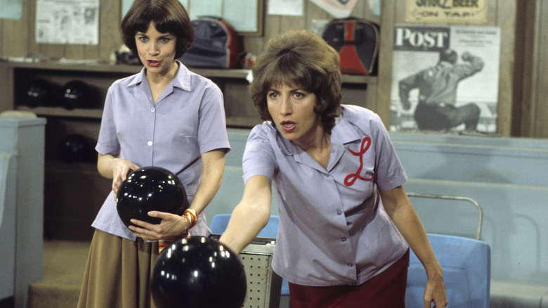 Cindy Williams as Shirley Feeney stands behind Laverne DeFazio as she bowls on Laverne & Shirley