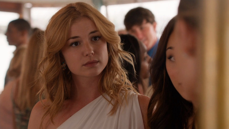 Emily VanCamp as Emily Thorne standing in white dress on boat filled with people in Revenge