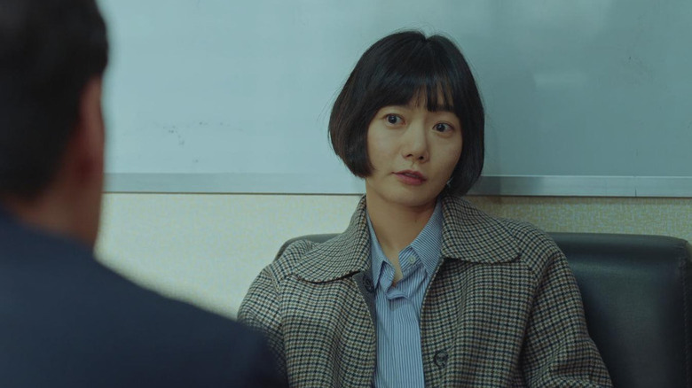 Han Yeo-jin (Bae Doona) speaks to someone in a sterile office in Stranger