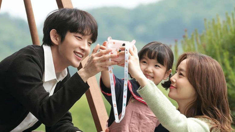 Cha Ji-won (Moon Chae-won) and Baek Hee-sung (Lee Joon-gi) take a photo with their daughter in Flower of Evil