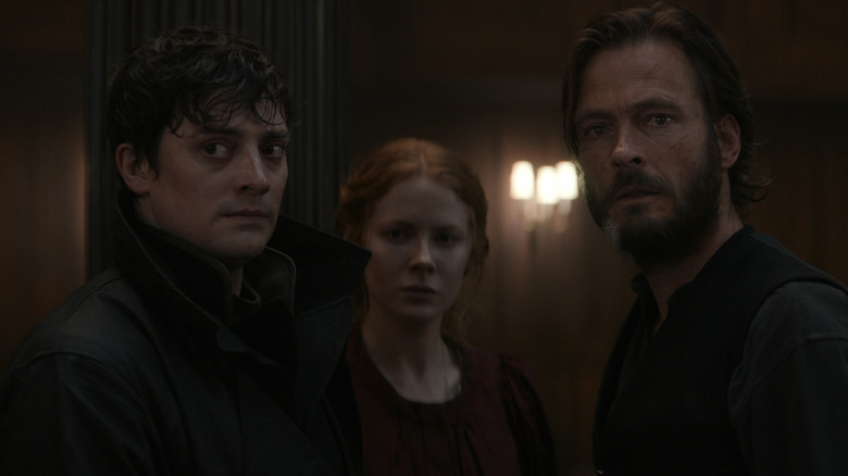 Daniel (Aneurin Barnard), Maura (Emily Beecham), and Eyk (Andreas Pietschmann) standing together on 1899