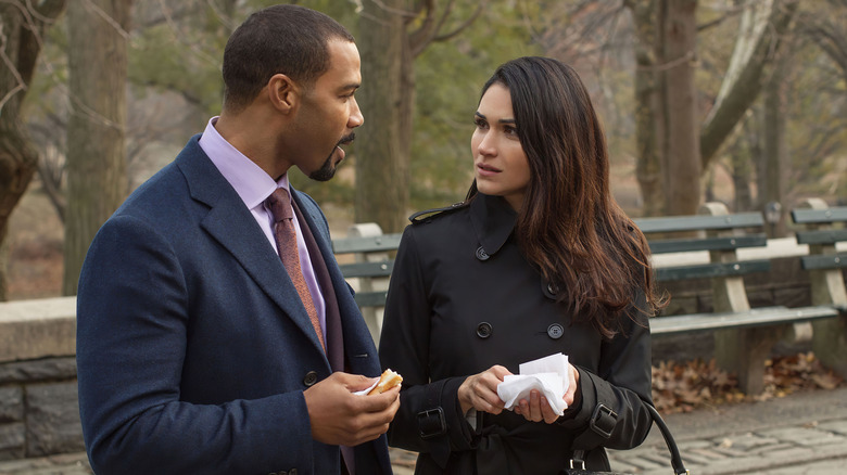 Ghost (Omari Hardwick) eats hot dogs with Angela Valdes (Lela Loren) in a park in Power