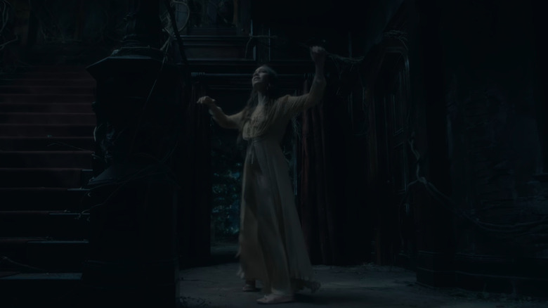 Nell (Victoria Pedretti) dancing in the abandoned Hill House in the The Haunting of Hill House