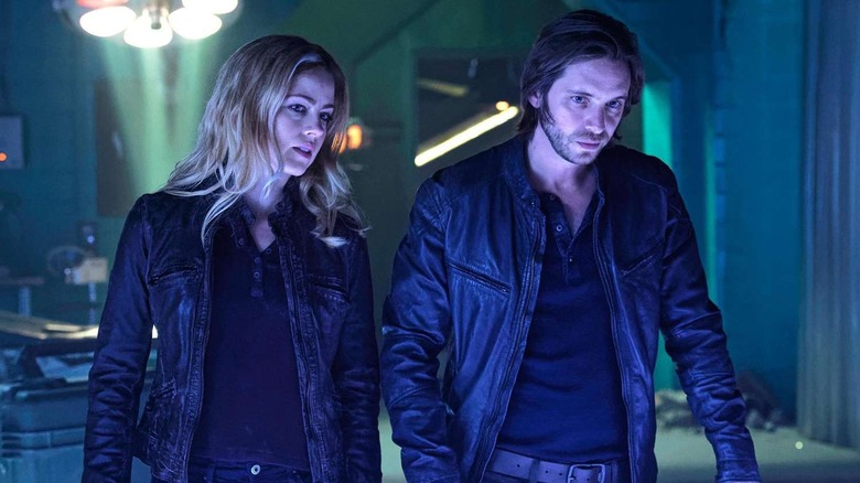 Cassie Railly (Amanda Schull) and James Cole (Aaron Stanford) stand solemnly next to each other in 12 Monkeys