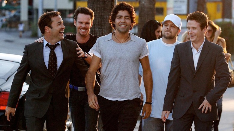 Adrian Grenier as Vinnie Chase, walking through hollywood with his friends on Entourage