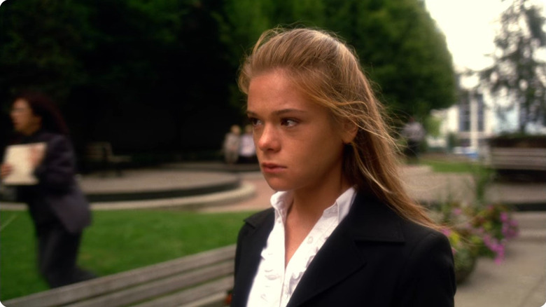 George Lass (Ellen Muth) observing surroundings on Dead Like Me