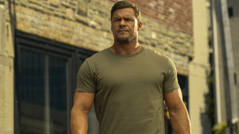 Jack Reacher (Alan Ritchson) walking down the street on Reacher