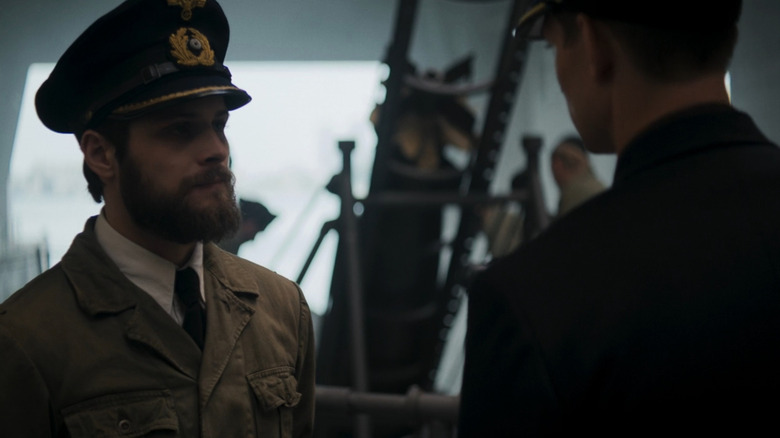 Robert Ehrenberg (Franz Dinda) speaking to colleague in Das Boot