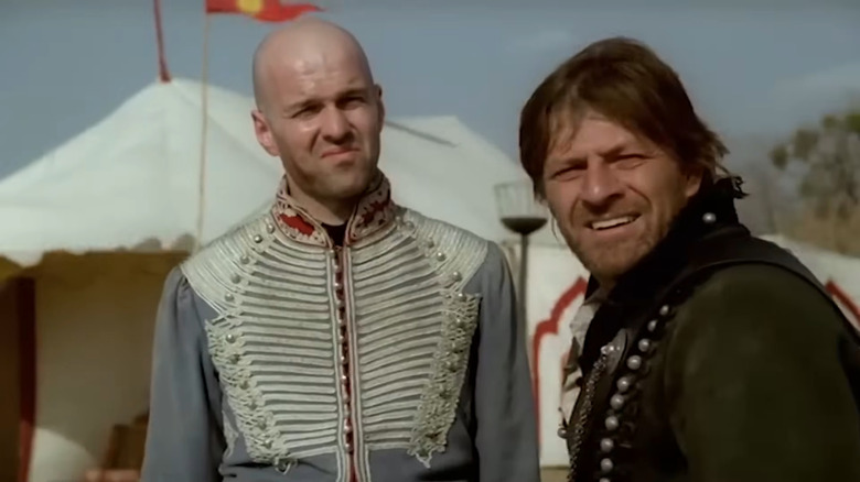 Richard Sharpe (Sean Bean) squinting with fellow soldier in Sharpe