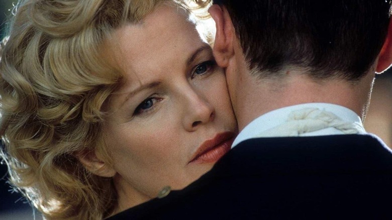 Kim Basinger as Lynn, saying goodbye to Guy Pearce as Edmund in LA Confidential