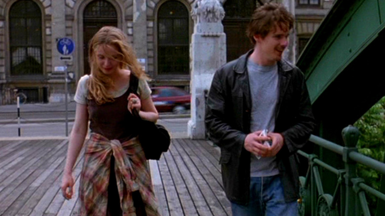 Ethan Hawke and Julie Delpy walking down street