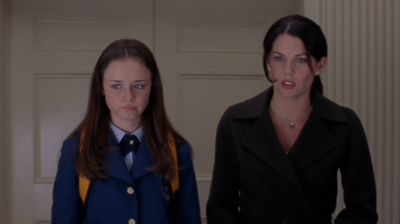 Lorelai (Lauren Graham) dropping Rory (Alexis Bledel) at school on Gilmore Girls