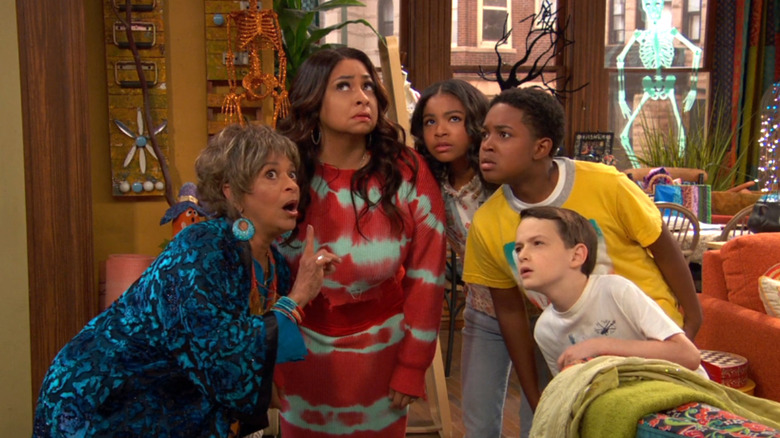 Debbie Allen as Aunt Maureen stands next to Raven-Symoné as Raven Baxter, Navia Robinson as Nia Baxter, Issac Ryan Brown as Booker Baxter, and Jason Maybaum as Levi Grayson on Raven's Home