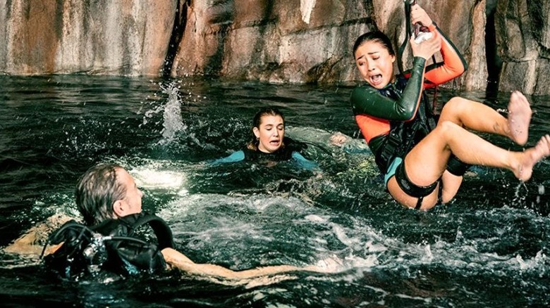 47 meters down: uncaged hold rope above water