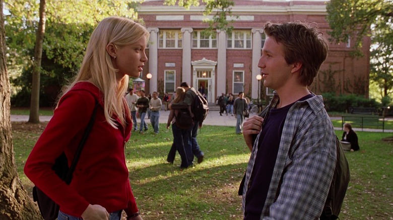 Josh (Breckin Meyer) and Beth (Amy Smart) meet on campus in Road Trip