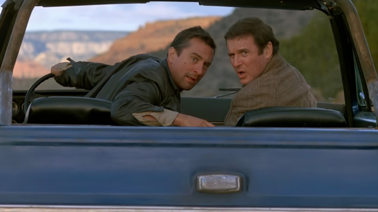 Jack Walsh (Robert De Niro) and Jonathan Mardukas (Charles Grodin) looking behind themselves in a car in Midnight Run
