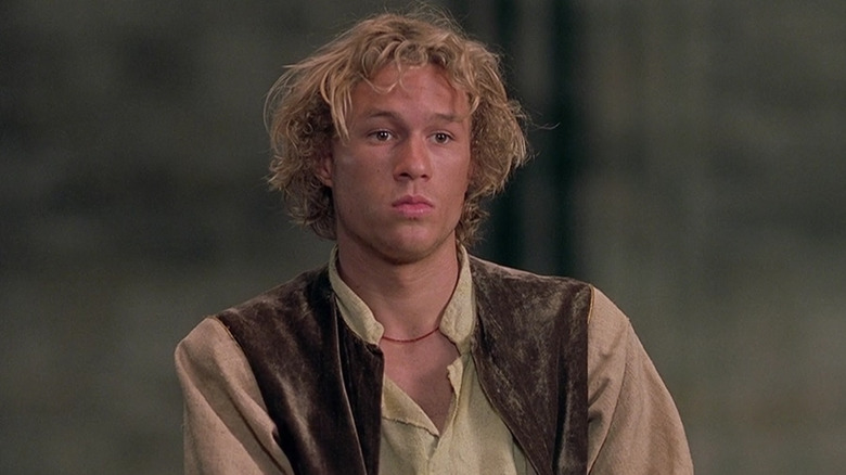 Heath Ledger as William Thatcher looks worried in A Knight's Tale