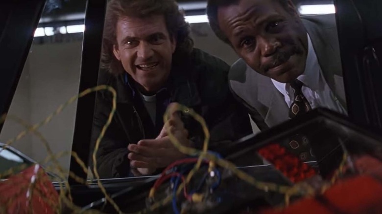 Mel Gibson as Martin Riggs looks at a bomb next to Danny Glover as Roger Murtaugh in Lethal Weapon 3