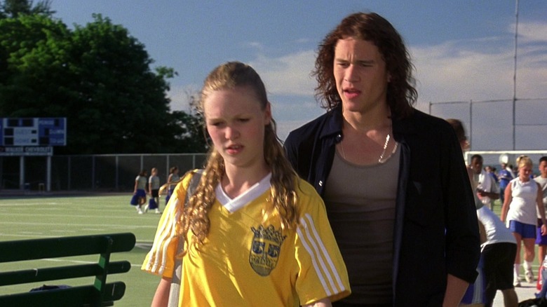 Patrick (Heath Ledger) talks to Kat (Julia Stiles) in 10 Things I Hate About You