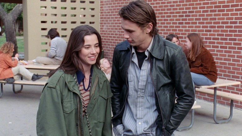 Linda Cardellini and James Franco as Lindsay and Daniel walking through the courtyard on Freaks and Geeks
