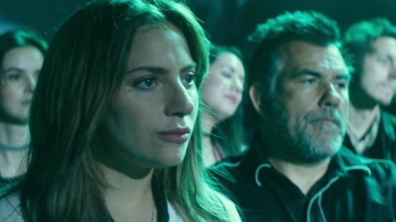 Lady Gaga, A Star Is Born filminde sahnenin yan tarafında duran yeşil ışıklı Ally rolünde