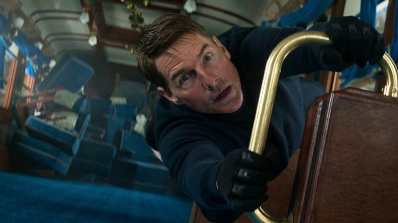 Tom Cruise, Görevimiz Tehlike - Dead Reckoning, Bölüm Bir'de Ethan Hunt rolünde, arkasından düşen bir trene tutunuyor.