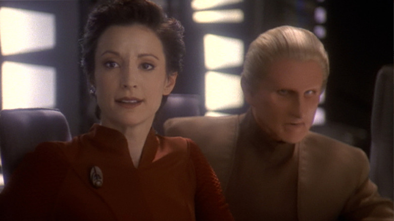Kira Nerys (Nana Visitor) and Odo (René Auberjonois) sit at a conference table in Star Trek: Deep Space Nine