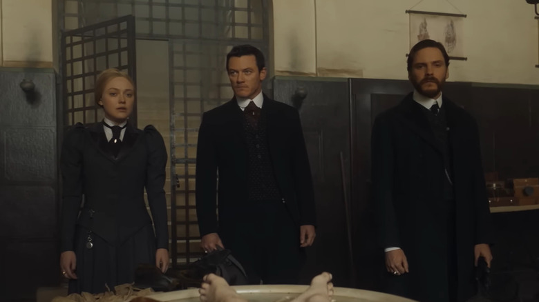 Sara (Dakota Fanning), John (Luke Evans), and Laszlo (Daniel Bruhl) look at corpse in The Alienist