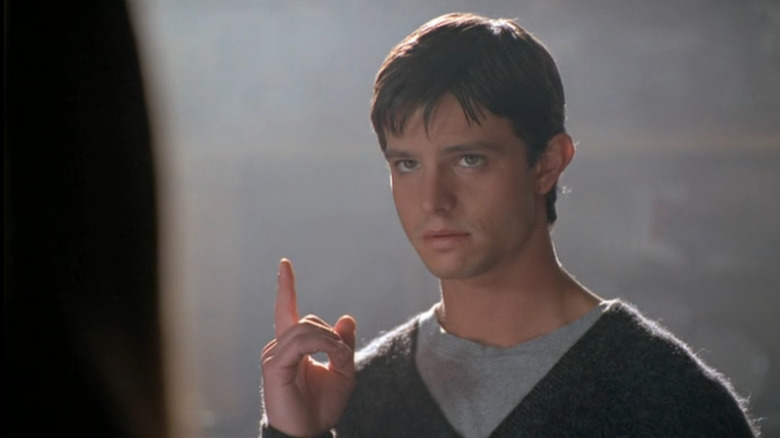 Max (Jason Behr) pointing up in Roswell