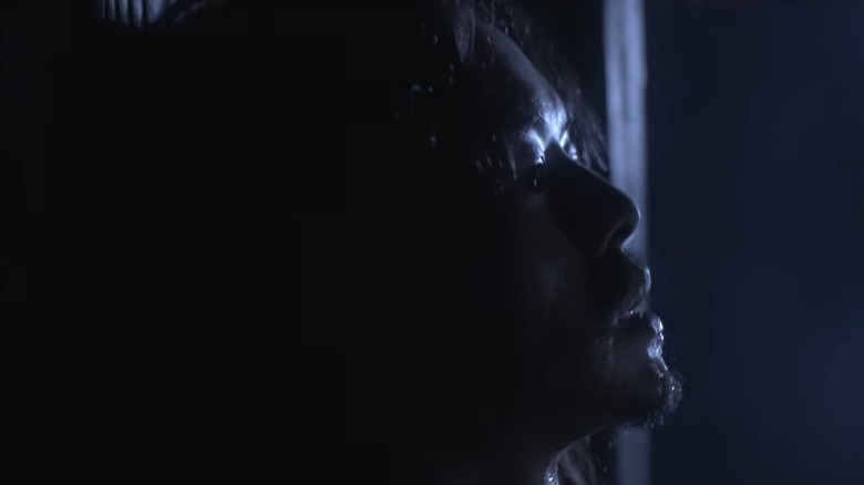 Tsuzuki leaning his head against a wall