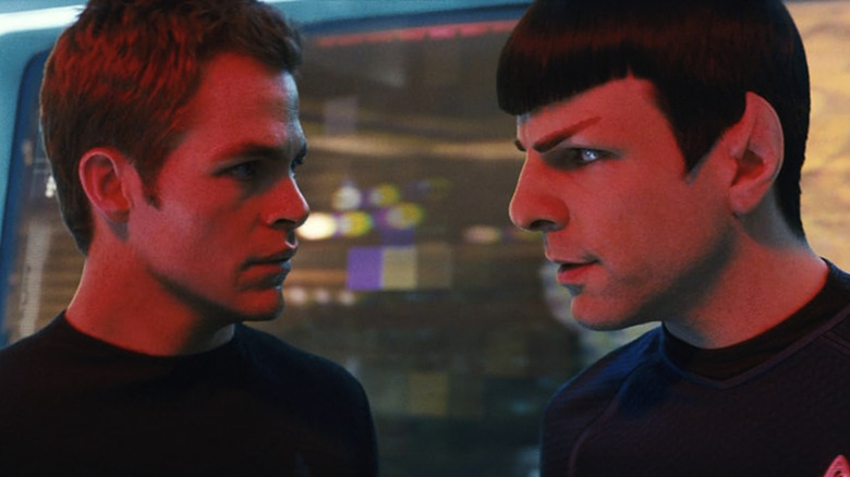 ஸ்டார் ட்ரெக்கில் (2009) கிர்க் மற்றும் ஸ்போக் நேருக்கு நேர் நின்று, சிவப்பு விளக்கில் குளித்தனர்.