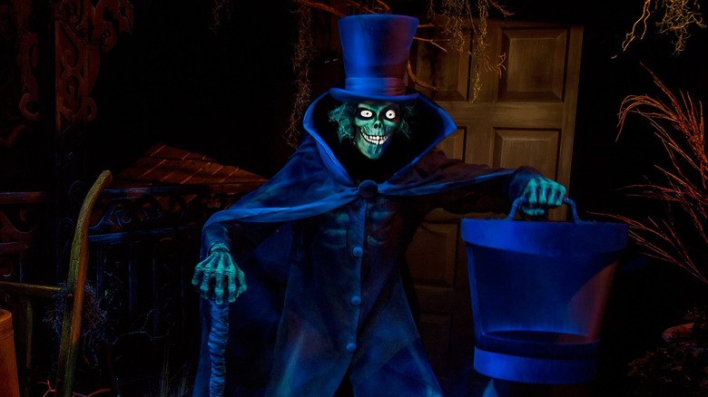 Hatbox Ghost Audio-Animatronics figure smiling