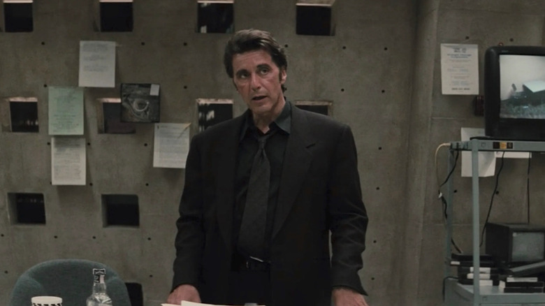 Vincent Hanna (Al Pacino) stands at his desk in Heat (1995)