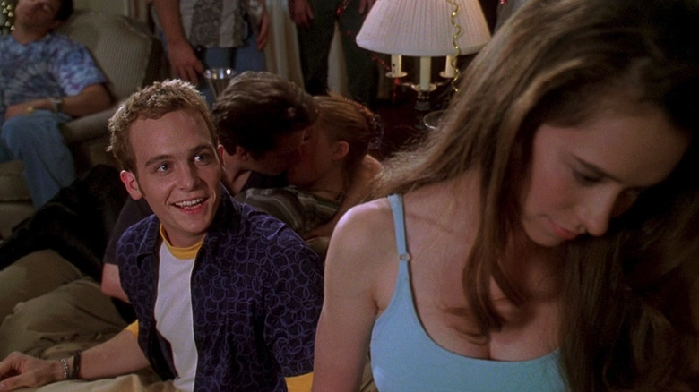 Preston (Ethan Embry) works up the courage to talk to Amanda (Jennifer Love Hewitt) at a house party in Can't Hardly Wait