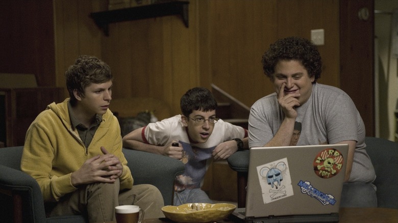 Michael Cera, Christopher Mintz-Plasse, and Jonah Hill as Evan, Fogel, and Seth watching a laptop in Superbad