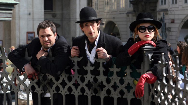 Adrien Brody as Bloom Bloom, Mark Ruffalo as Stephen Bloom and Rinko Kikuchi leaning on a fence in The Brothers Bloom