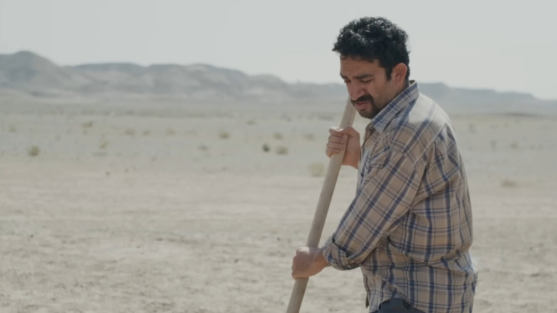 Vahid burying someone in the desert in It Was Just An Accident