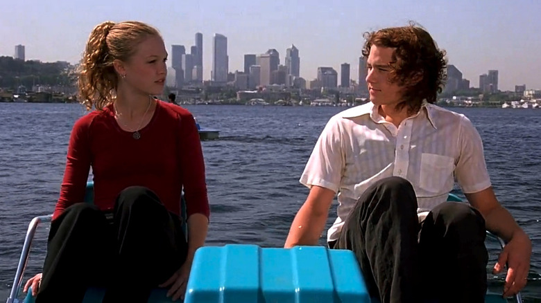 Heath Ledger as Patrick Verona and Julia Stiles as Kat Stratford in a paddleboat in 10 Things I Hate About You
