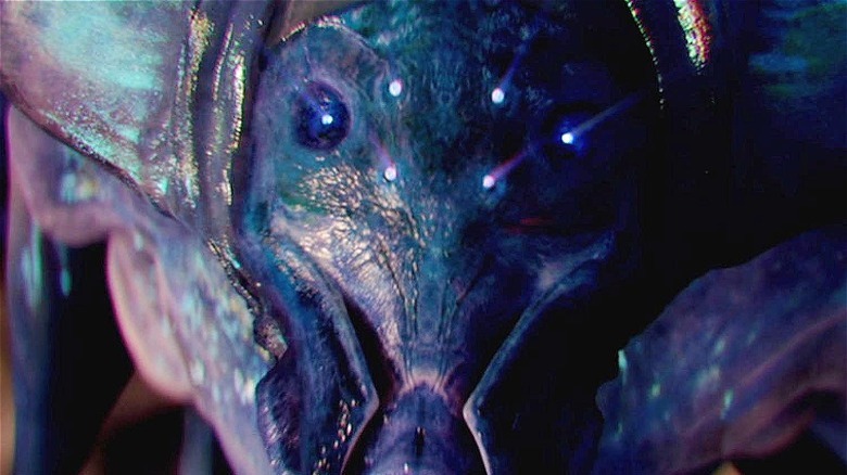 An alien precursor watches a Jaeger arrive