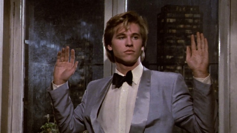 Val Kilmer is held at gunpoint.
