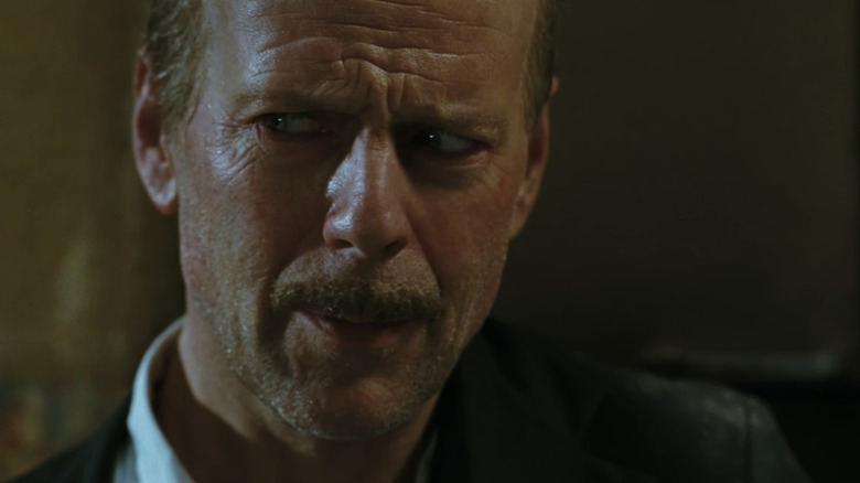 Bruce Willis' Jake Mosley looks off to his right in closeup in 16 Blocks
