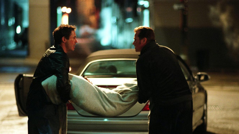 Harry and Perri carrying a dead body in Kiss Kiss Bang Bang