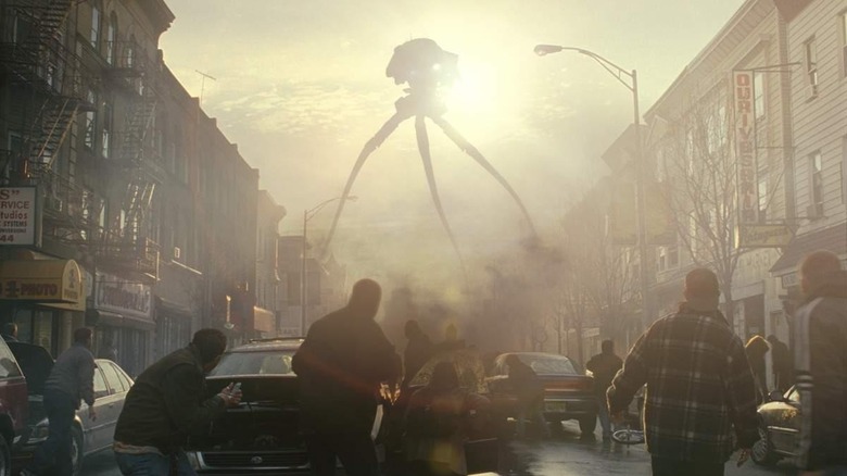 The alien ship looming over the city street as a crowd looks on in War of the Worlds (2005)