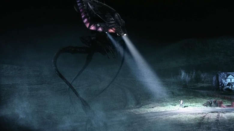 The alien ship shining its spotlight in War of the Worlds (2005)