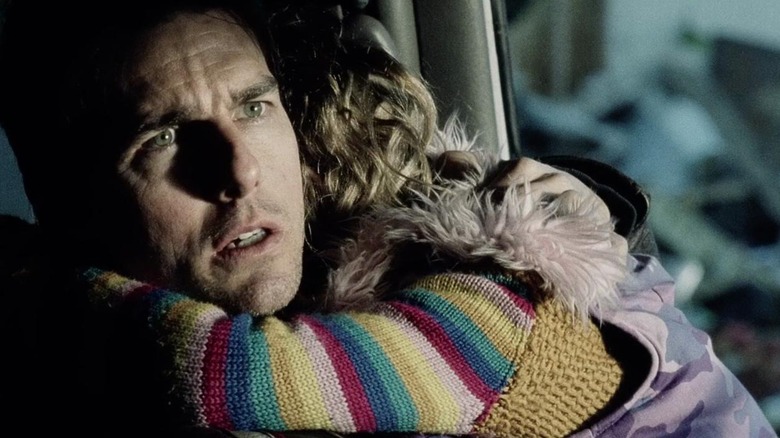 Tom Cruise as Ray holding Dakota Fanning's Rachel in War of the Worlds (2005)