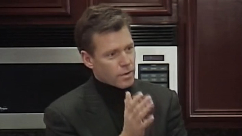 टू कॅच अ प्रिडेटरमध्ये स्वयंपाकघरात बोलत असताना ख्रिस हॅन्सनने हात वर केला