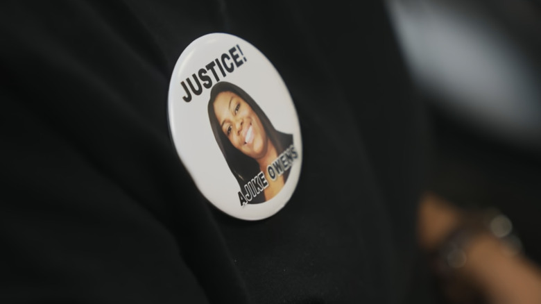 Ajike Owens चा चेहरा दर्शविणारा एक बॅज द परफेक्ट नेबरमध्ये क्लोजअपमध्ये दिसत आहे