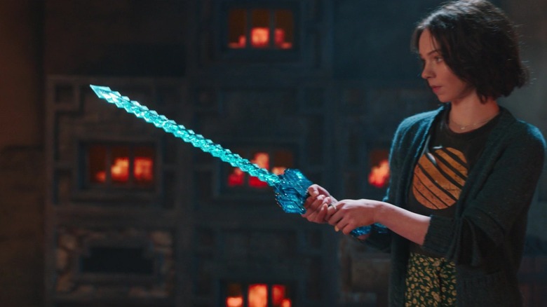 ஒரு Minecraft திரைப்படத்தில் துண்டிக்கப்பட்ட வாளை வைத்திருக்கும் நடாலி