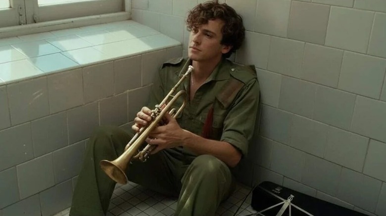 Guitarricadelafuente brandishes a trumpet as Sebastián in La Bola Negra