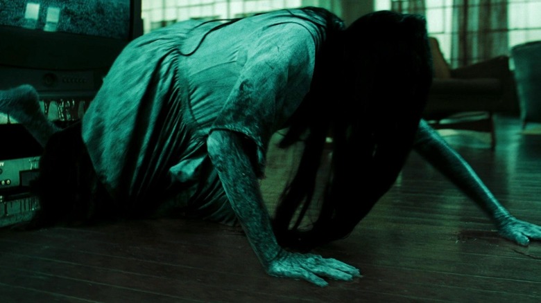 Daveigh Chase's Samara Morgan crawling in The Ring